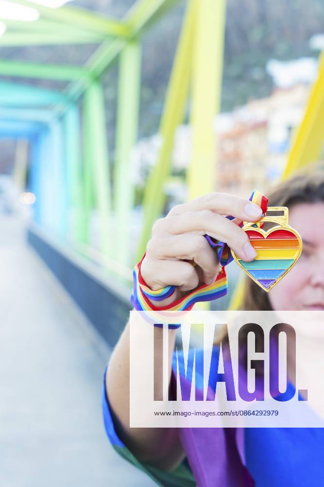 Frau mit einer LGBT Flagge Frau mit einer LGBT-Flagge