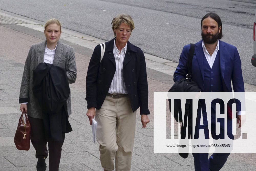 CNTV BLOCK- Christina Block Unternehmerin mit ihren Verteidiger Ingo Bott und ihre Verteidigerin Paula Wlodarek kommen wie immer zu Fuss zum Gericht Herr Delling Heute ca 30 meter voraus vor Frau Block und ihren Anwaelten,wieder vor Ort vorm Gericht am 70 Prozess Tag 19.AUGUST 2026 beim Prozess wegen mutmasslicher Kindesentfuehrung im Landgericht Hamburg Strafjustizgebaeude Entfuehrungsfall der Block Kinder Hamburg Deutschland