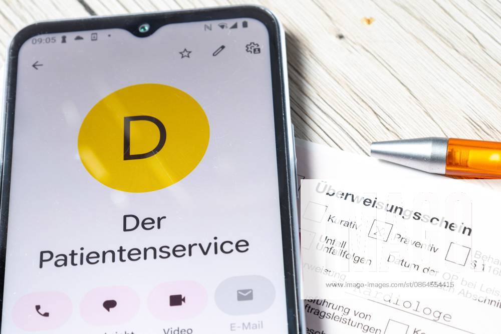 Symbolbild: Nahaufnahme von einem Überweisungsschein für einen Facharzt und ein Smartphone mit der angezeigten Nummer 116117 (Patientenservice)