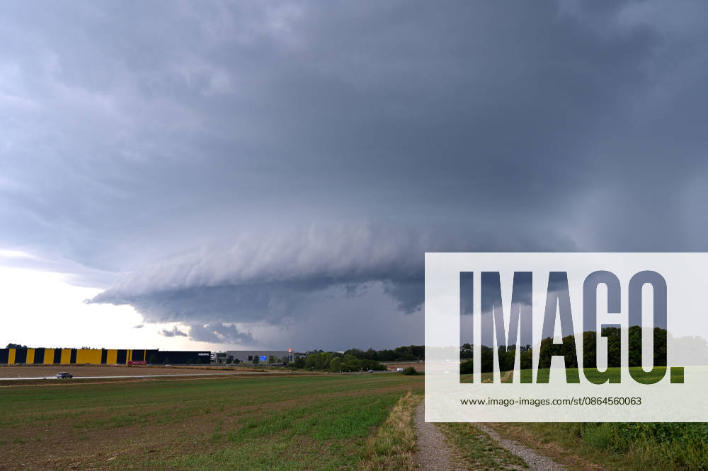 Wetterfeature, Eine mächtige Gewitterzelle zieht am Donnerstagnachmittag über Odelzhausen im Landkreis Dachau. Dunkle Wolken und eine markante Gewitterfront bestimmen den Himmel über der Region. Das Unwetter bringt örtlich Starkregen und kräftige bis stürmische Böen. Ob es durch das aktuell laufende Gewitter zu Schäden gekommen ist, ist derzeit noch nicht bekannt. Odelzhausen Bayern Deutschland Odelzhausen