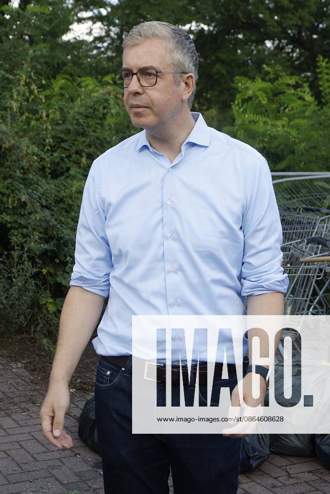 Stefan Evers, CDU, Spitzenkandidat für das Amt des Regierender Bürgermeister, beteiligt sich an einer Aufräum- und Sauberkeitsaktion in Marzahn-Hellersdorf, Wahlkampf zur Abgeordnetenhauswahl, Berlin Deutschland, Germany