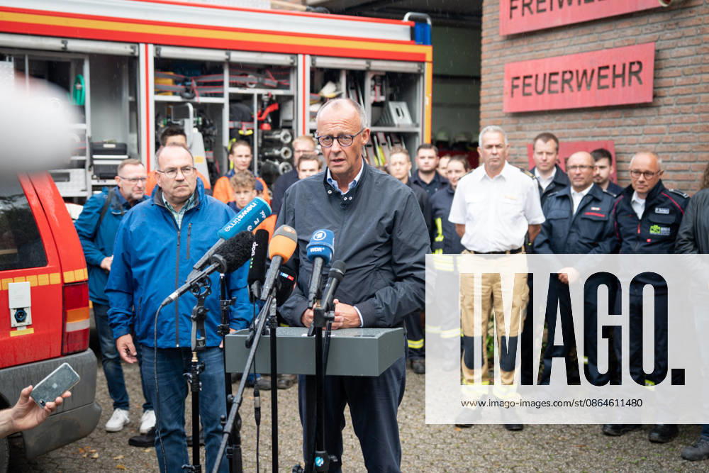 Besuch des Bundeskanzler im Waldbrandgebiet Huertgenwald Bundeskanzler Friedrich Merz und Landrat Dr. Ralf Nolten (links) bei ihrem gemeinsamen Pressestatement, im Hintergrund die Einsatzkraefte, im Rahmen seines Besuchs im Waldbrandgebiet Huertgenwald um den Einsatzkraeften Danke zu sagen Huertgenwald, 22.08.2026 Huertgenwald Nordrhein-Westfalen Deutschland