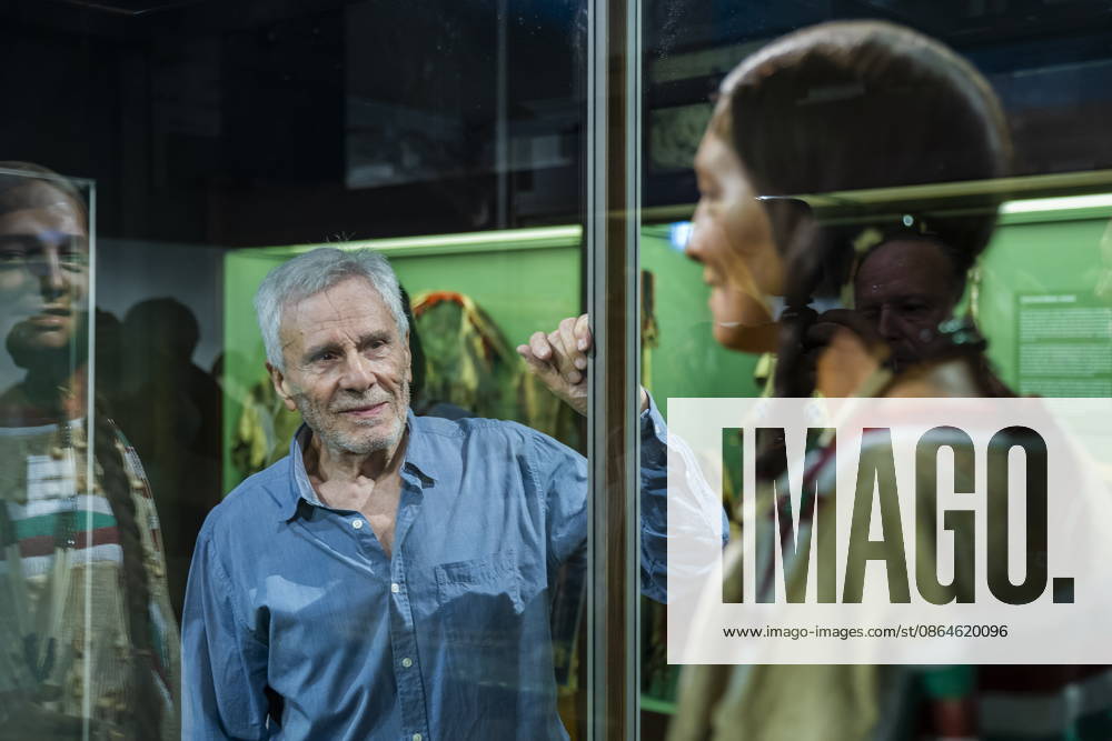 #2 DEFA Schauspieler Gojko Mitić im Karl May Museum Radebeul Die Rückkehr der Blackfoot-Frau: Namensweihe mit Gojko Mitić im Karl May Museum Radebeul. Nach drei Jahren aufwändiger Restaurierung kehrt die beliebte Blackfoot-Frau nun am 22. August zurück in die Villa Bärenfett. Die Figur wurde auf den Namen Sitopanaki getauft, diesen Namen trug die Filmrolle der Frau welche die Partnerin von Mitic im Indianerfilm die Söhne der Großen Bärin trug. Radebeul Sachsen Deutschland