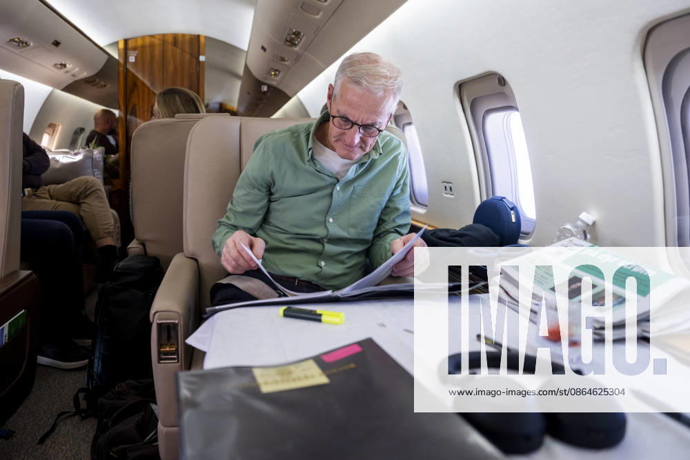 Store pa vei til Ukraina Rzeszow , Polen 20260822. Statsminister Jonas Gahr Store ombord i et innleid jetfly pa vei i Rzeszow i Polen for videre reise med nattoget til Kyiv i Ukraina. Foto: Javad Parsa NTB Rzeszow Polen KQL-qwYwkFk Ref:_BNC_POLKQL-qwYwkFk.jpg