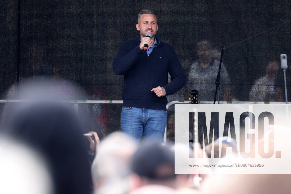 Simson-Ausfahrt mit Ulrich Siegmund. Landtagswahlkampf in Sachsen-Anhalt der AfD mit dem Spitzenkandidat Ulrich Siegmund. Im Bild Ulrich Siegmund (AfD) auf der Buehne (Bühne). Landtagswahlkampf, AfD, Simson-Ausfahrt am 23.08.2026 in Quedlinburg Deutschland.
