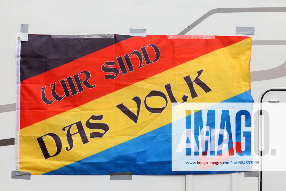 Simson-Ausfahrt mit Ulrich Siegmund. Landtagswahlkampf in Sachsen-Anhalt der AfD mit dem Spitzenkandidat Ulrich Siegmund. Symbolbild, Deutschlandflagge mit AfD Logo und der Aufschrift WIR SIND DAS VOLK. Landtagswahlkampf, AfD, Simson-Ausfahrt am 23.08.2026 in Quedlinburg Deutschland.