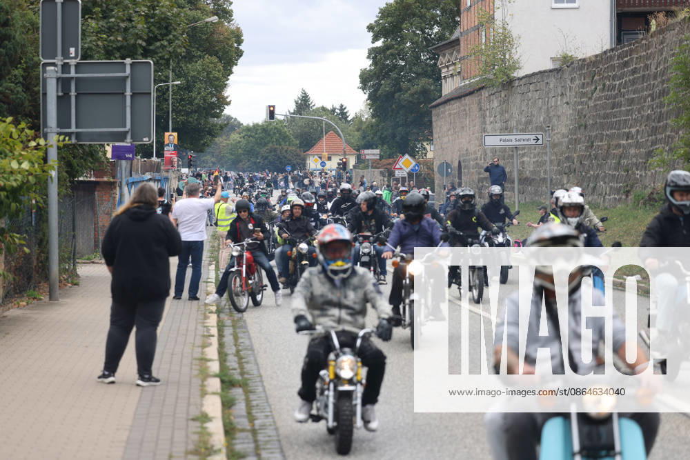 Simson-Ausfahrt mit Ulrich Siegmund. Landtagswahlkampf in Sachsen-Anhalt der AfD mit dem Spitzenkandidat Ulrich Siegmund. Die Ausfahrt laeuft (läuft), die Fahrer sind unterwegs. Landtagswahlkampf, AfD, Simson-Ausfahrt am 23.08.2026 in Quedlinburg Deutschland.