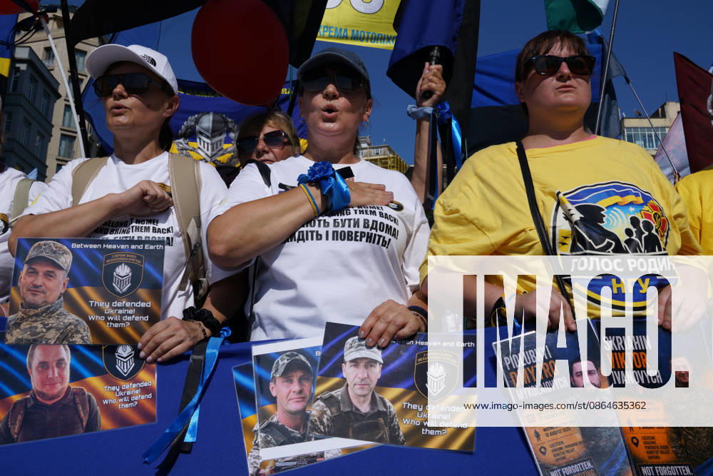 Ukrainians living in Turkey hold portraits of missing soldiers and flags as they gather to mark their National Flag Day, in Istanbul, Turkey, August 23, 2026. Beyoglu Turkey - ZUMAu194 20260823_zip_u194_003