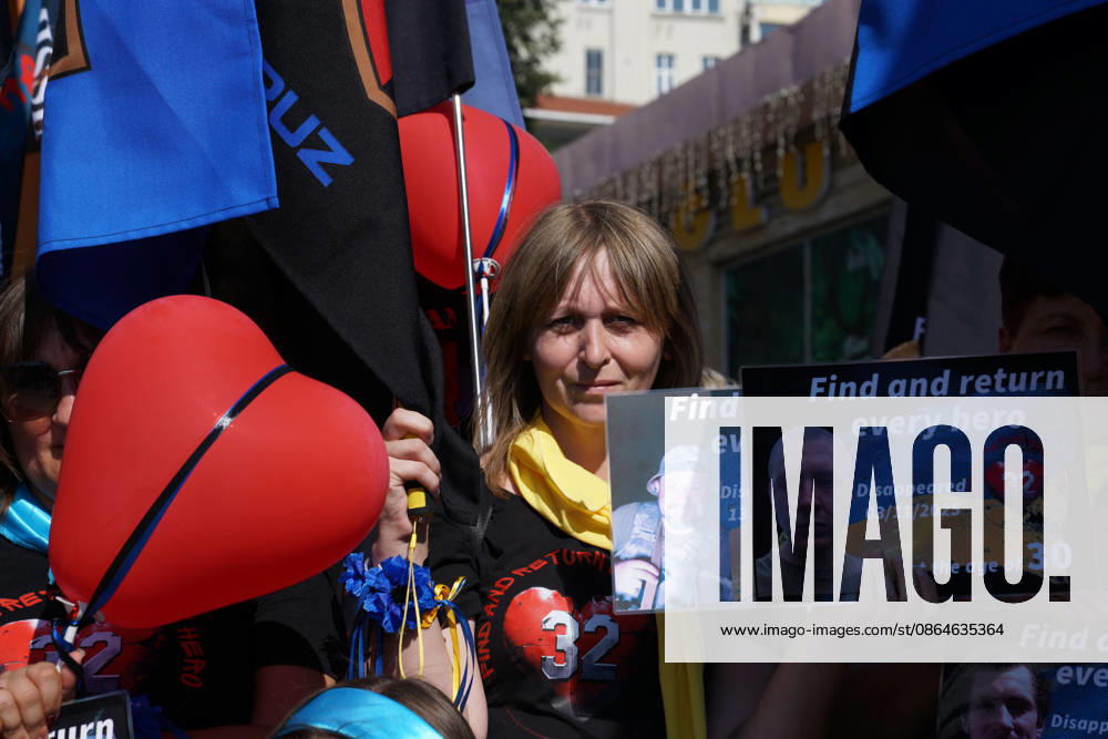 Ukrainians living in Turkey hold portraits of missing soldiers and flags as they gather to mark their National Flag Day, in Istanbul, Turkey, August 23, 2026. Beyoglu Turkey - ZUMAu194 20260823_zip_u194_002