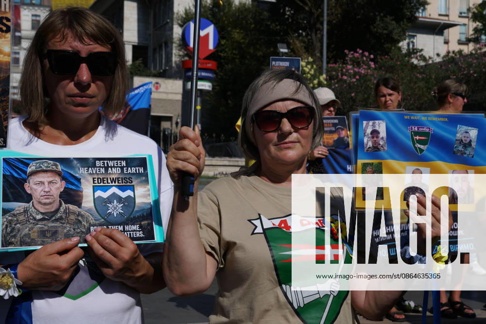 Ukrainians living in Turkey hold portraits of missing soldiers and flags as they gather to mark their National Flag Day, in Istanbul, Turkey, August 23, 2026. Beyoglu Turkey - ZUMAu194 20260823_zip_u194_004