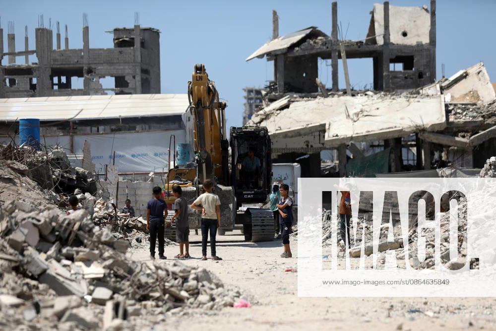 Civil Defense Recovers Bodies from Rubble in Gaza City Palestinian Civil Defense members work to recover bodies from beneath the rubble of the Abu Shamala family home in the Zeitoun neighborhood, east of Gaza City, on August 23, 2026, using a single excavator available to Civil Defense teams in the city. Limited access to equipment and heavy machinery is hampering search and recovery operations and delaying efforts to reach victims and missing people trapped under the rubble. Photo by Bilal Osama apaimages Gaza city Gaza Strip Palestinian Territory 230826_Gaza_BO_00(10)