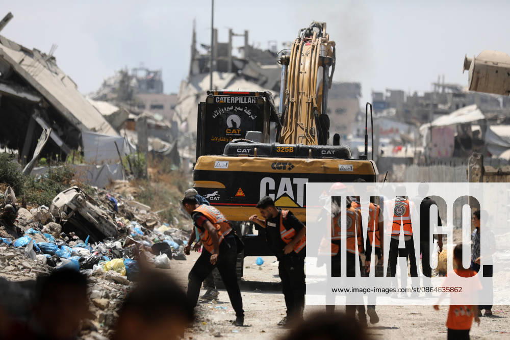 Civil Defense Recovers Bodies from Rubble in Gaza City Palestinian Civil Defense members work to recover bodies from beneath the rubble of the Abu Shamala family home in the Zeitoun neighborhood, east of Gaza City, on August 23, 2026, using a single excavator available to Civil Defense teams in the city. Limited access to equipment and heavy machinery is hampering search and recovery operations and delaying efforts to reach victims and missing people trapped under the rubble. Photo by Bilal Osama apaimages Gaza city Gaza Strip Palestinian Territory 230826_Gaza_BO_00(5)