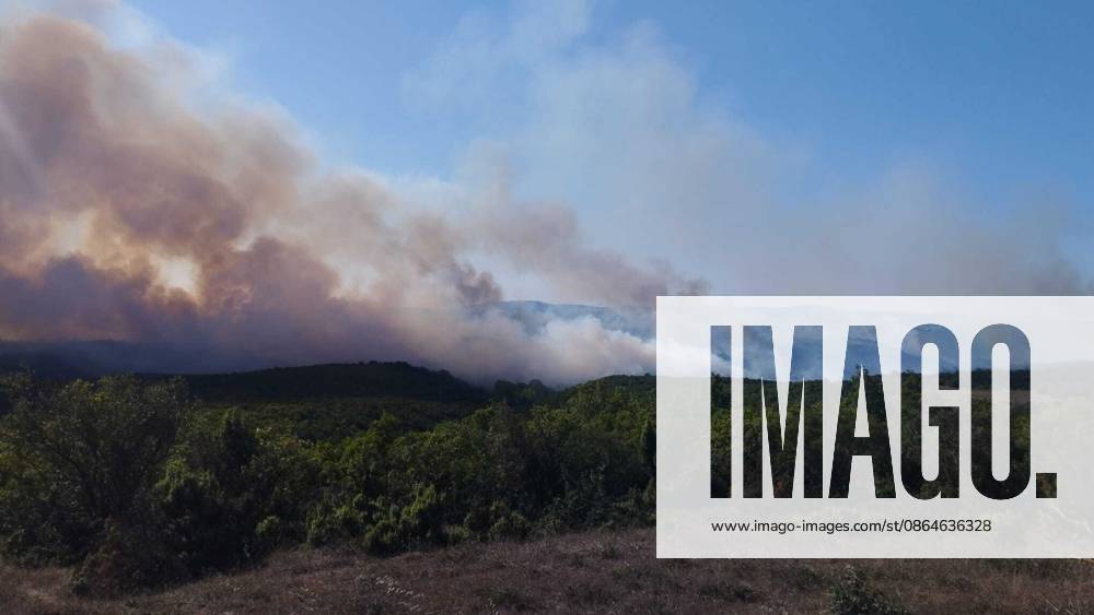 Forest fire in Kocaeli KOCAELI, TURKIYE - AUGUST 23: A view of a forest fire as firefighting teams respond with ground and aerial interventions in Kocaeli, Turkiye, on August 23, 2026. Fatih Gurbuz Anadolu Kocaeli Turkey. Editorial use only. Please get in touch for any other usage.