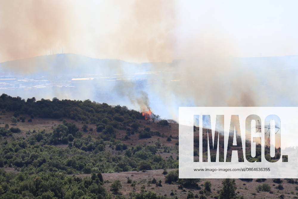 Forest fire in Kocaeli KOCAELI, TURKIYE - AUGUST 23: A forest fire breaks out in a wooded area in Kocaeli, Turkiye, as firefighting teams work to extinguish the blaze with ground and aerial intervention on August 23, 2026. Makbule Beyza Gunbey Anadolu Kocaeli Turkey. Editorial use only. Please get in touch for any other usage.