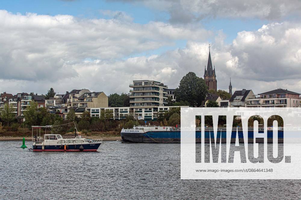 Blick auf das ausgetrocknete Flussbett des Rheins und Porz auf der rechten Rheinseite, gesehen vom Weißer Rheinbogen bei Köln-Sürth. Von den Tiefstständen haben sich die Pegelständde am Rhein inzwischen wieder leicht entfernt. Niedrigwasser Rhein