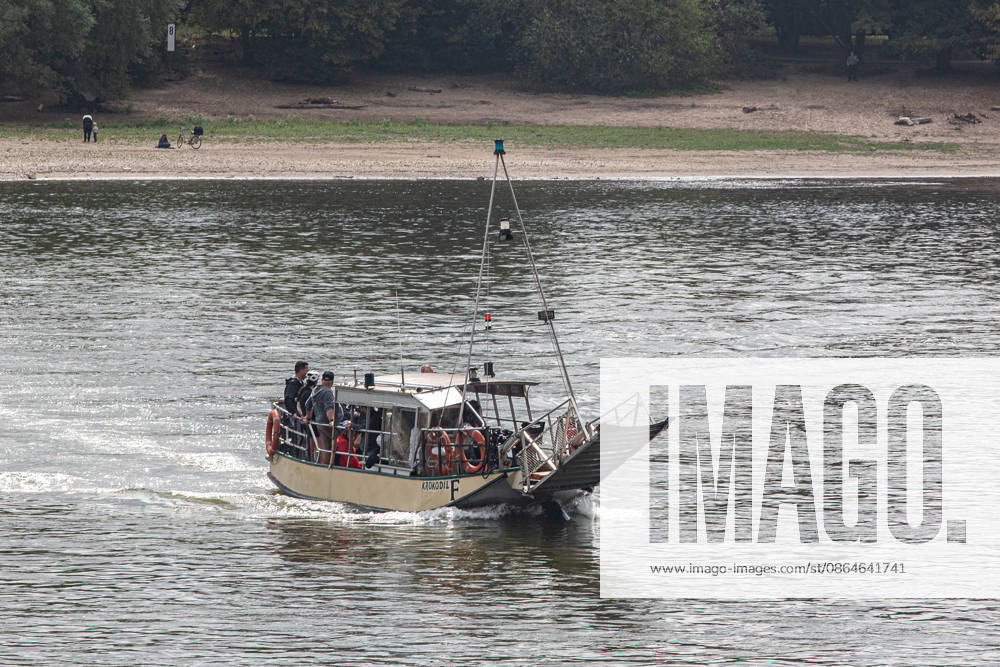 Eine Personenfähre transportiert Fahrgäste auf dem Rhein zwischen Köln-Weiß und Zündorf. Der Betrieb war wegen Niedrigwasser vorübergehend eingetellt worden. Rheinfähre