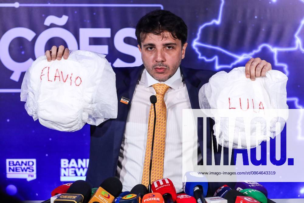 Band hosts the first presidential debate without Lula and Flavio Bolsonaro. Sao Paulo, SP. 08 23 2026 - Presidential Debate - Candidate Renan Santos (Mission) displays two diapers with the names of Lula and Flavio Bolsonaro for not attending the first debate of the presidential election race, promoted by TV Bandeirantes, at the station s headquarters in the southern zone of Sao Paulo, this Sunday, August 23, 2026.(Foto: Marina Uezima Brazil Photo Press Brazil Photo Press) INTERNATIONAL Sao Paulo Sao Paulo Brasil