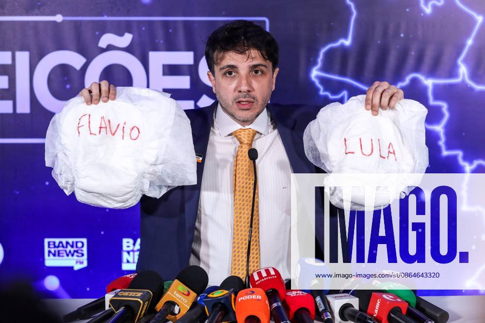 Band hosts the first presidential debate without Lula and Flavio Bolsonaro. Sao Paulo, SP. 08 23 2026 - Presidential Debate - Candidate Renan Santos (Mission) displays two diapers with the names of Lula and Flavio Bolsonaro for not attending the first debate of the presidential election race, promoted by TV Bandeirantes, at the station s headquarters in the southern zone of Sao Paulo, this Sunday, August 23, 2026.(Foto: Marina Uezima Brazil Photo Press Brazil Photo Press) INTERNATIONAL Sao Paulo Sao Paulo Brasil