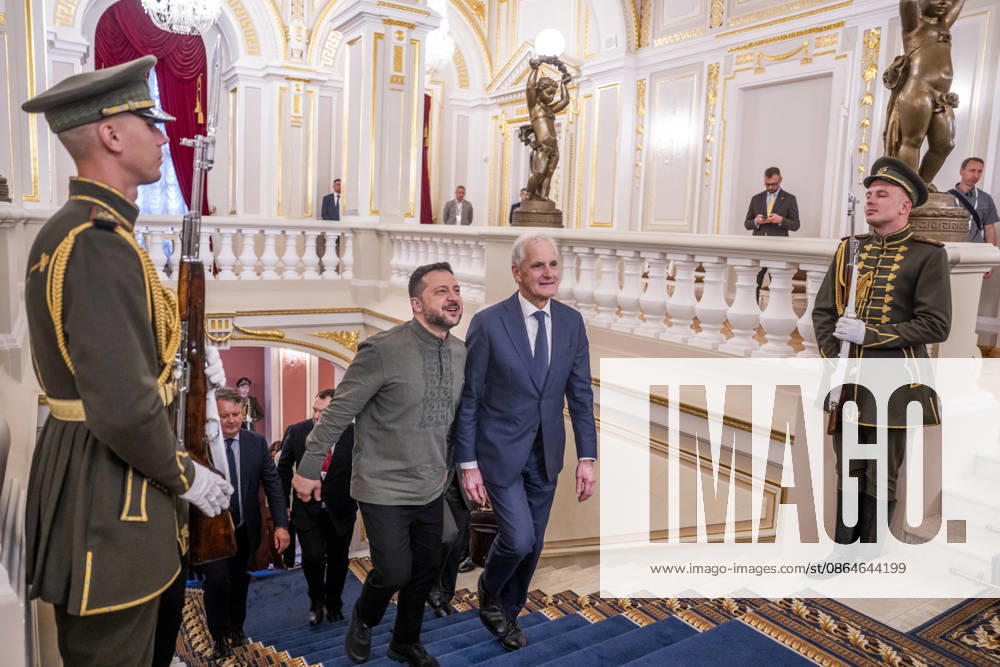 Statsminister i Kyiv Kyiv, Ukraina 20260823. Statsminister Jonas Gahr Store og Ukrainas president Volodymyr Zelenskyj signerer en partnerskapsavtale mellom Norge og Ukraina i Kyiv sondag ettermiddag. Statsministeren er i Kyiv for a delta pa et toppmote med Ukraina og de nordisk-baltiske landene, markere Ukrainas nasjonale flaggdag og moter med ukrainske myndigheter. Foto: Javad Parsa NTB Kyiv Ukraina YuXUM7gvDSA Ref:_BNC_POLYuXUM7gvDSA.jpg