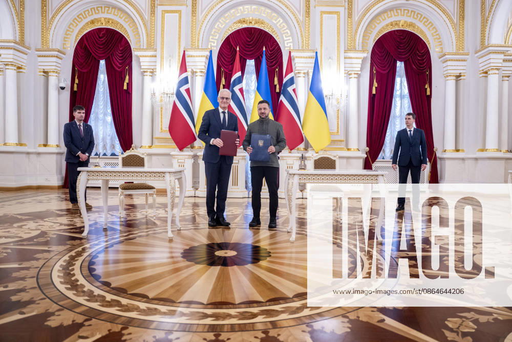 Statsminister i Kyiv Kyiv, Ukraina 20260823. Statsminister Jonas Gahr Store og Ukrainas president Volodymyr Zelenskyj signerer en partnerskapsavtale mellom Norge og Ukraina i Kyiv sondag ettermiddag. Statsministeren er i Kyiv for a delta pa et toppmote med Ukraina og de nordisk-baltiske landene, markere Ukrainas nasjonale flaggdag og moter med ukrainske myndigheter. Foto: Javad Parsa NTB Kyiv Ukraina inaqmOCgzGM Ref:_BNC_POLinaqmOCgzGM.jpg