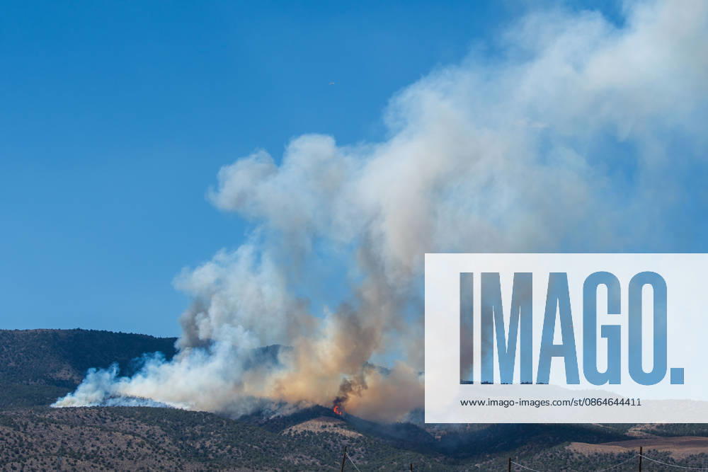 Smoke and flames are visible on a hillside as the Big Mountain Fire burns southwest of Elberta, Utah, United States, on August 23, 2026. State and local air and ground resources were deployed to fight the wildland fire, which rapidly reached an estimated 30 acres with zero containment. Elberta USA - ZUMAm292 20260823_znp_m292_016
