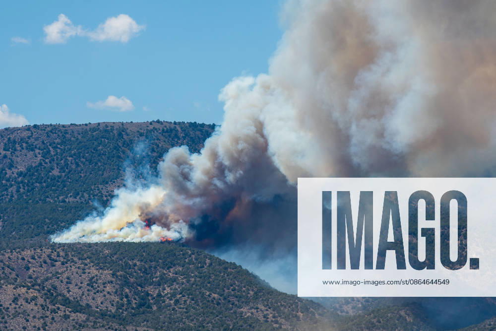 Smoke and flames are visible on a hillside as the Big Mountain Fire burns southwest of Elberta, Utah, United States, on August 23, 2026. State and local air and ground resources were deployed to fight the wildland fire, which rapidly reached an estimated 30 acres with zero containment. Elberta USA - ZUMAm292 20260823_znp_m292_033