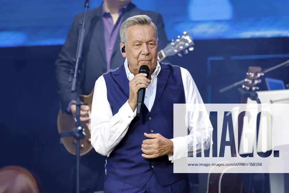 Schlagersänger Roland Kaiser bei seinem ausverkauften Konzert vor 10.000 Zuschauern im Rahmen des KUNST!RASEN Bonn Open Air. Bonn, 15.08.2026 NRW Deutschland