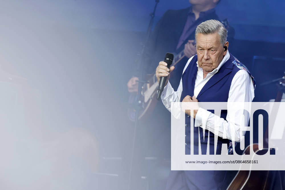 Schlagersänger Roland Kaiser bei seinem ausverkauften Konzert vor 10.000 Zuschauern im Rahmen des KUNST!RASEN Bonn Open Air. Bonn, 15.08.2026 NRW Deutschland