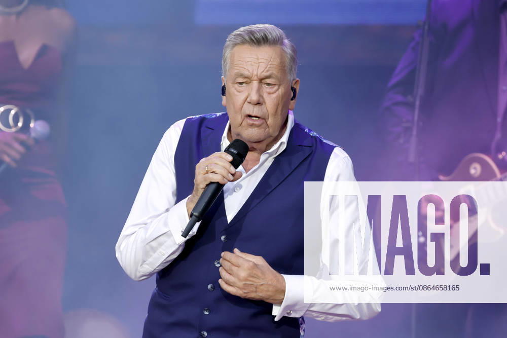 Schlagersänger Roland Kaiser bei seinem ausverkauften Konzert vor 10.000 Zuschauern im Rahmen des KUNST!RASEN Bonn Open Air. Bonn, 15.08.2026 NRW Deutschland