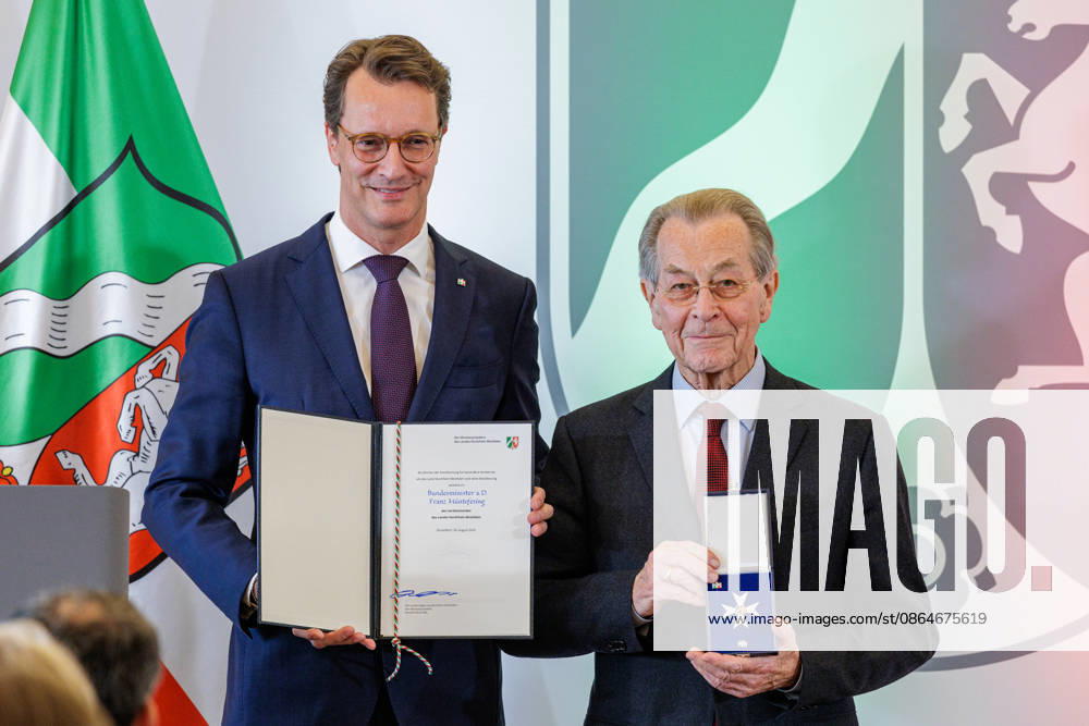 Düsseldorf. (l-r) NRW-Ministerpräsident Hendrik Wüst und Franz Müntefering bei der Verleihung des Verdienstordens des Landes Nordrhein-Westfalen anlässlich des 80. Landesgeburtstages. Franz Müntefering hat über sechs Jahrzehnte die Politik in Nordrhein-Westfalen und Deutschland geprägt unter anderem als Landes- und Bundesminister sowie in führenden Funktionen der SPD. Als Vorsitzender der BAGSO hat er die Interessen älterer Menschen gestärkt. Als Präsident des Arbeiter-Samariter-Bundes setzt er sich für soziale Projekte, Pflege und den Schutz von Einsatzkräften ein. Düsseldorf Staatskanzlei Nordrhein-Westfalen Deutschland