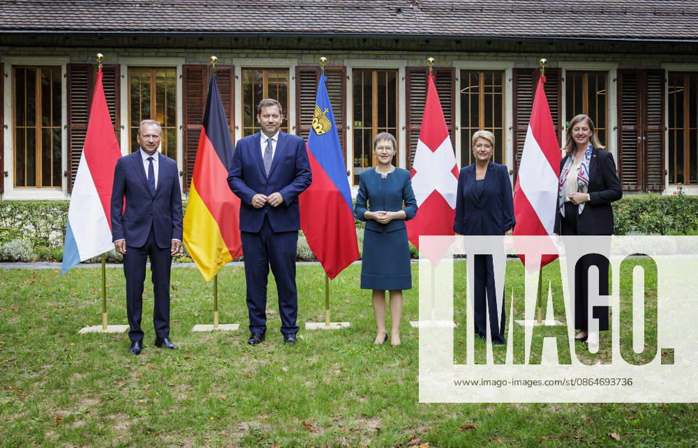 Lars Klingbeil (2.v.l.), Bundesminister der Finanzen, aufgenommen im Rahmen seiner Teilnahme am Treffen der Finanzministerinnen und Finanzminister von Deutschland, Liechtenstein, Luxemburg, Oesterreich und der Schweiz in Liechtenstein. V.L. Gilles Roth, Finanzminister Luxemburg, Brigitte Haas, Regierungschefin von Liechtenstein und Ministerin fuer Praesidiales und Finanzen, Karin Keller-Sutter, Finanzministerin der Schweiz, und Barbara Eibinger-Miedl, Staatssekretaerin im oesterreichischen Finanzministerium. Fotografiert im Auftrag des Bundesfinanzministeriums Schaan Liechtenstein