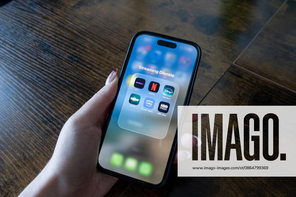 Streaming-Dienste auf einem Smartphone 18.05.26, Eisenbach: Symbolfoto, Illustrationsbild, Symbolbild, Illustrationsfoto, Alltagsszene Eine Person hält ein Smartphone in der Hand. Auf dem Display ist ein Ordner mit verschiedenen Streaming-Diensten wie Netflix, Disney+, Prime Video, RTL+, WOW und HBO Max zu sehen. Symbolbild für Videostreaming, Streaming-Plattformen, digitales Fernsehen, Unterhaltung und Mediennutzung über mobile Endgeräte. Eisenbach Hessen Deutschland