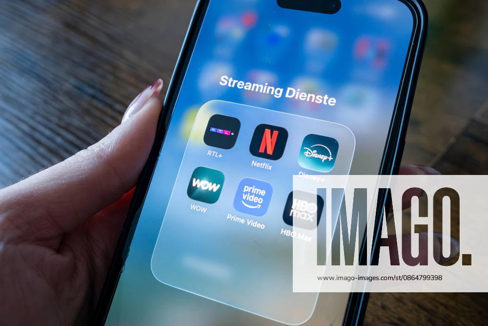 Streaming-Dienste auf einem Smartphone 18.05.26, Eisenbach: Symbolfoto, Illustrationsbild, Symbolbild, Illustrationsfoto, Alltagsszene Eine Person hält ein Smartphone in der Hand. Auf dem Display ist ein Ordner mit verschiedenen Streaming-Diensten wie Netflix, Disney+, Prime Video, RTL+, WOW und HBO Max zu sehen. Symbolbild für Videostreaming, Streaming-Plattformen, digitales Fernsehen, Unterhaltung und Mediennutzung über mobile Endgeräte. Eisenbach Hessen Deutschland