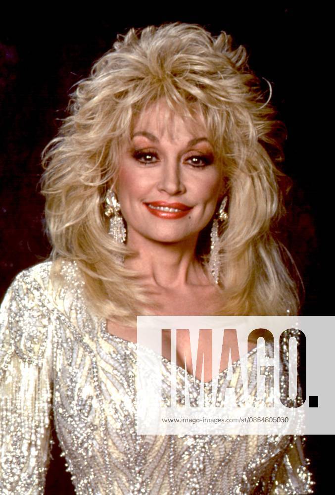 **FILE PHOTOS: Dolly Parton Dies Aged 80** Country music singer, songwriter and actress Dolly Parton has passed away at the age of 80 her family have announced DOLLY PARTON PORTRAIT DPTN 004 DOLLY PARTON When: 30 Nov 1969 Credit: Cover Images **Editorial Use Only** . NOT FOR USE BY NEWSPAPERS BASED IN THE UK.