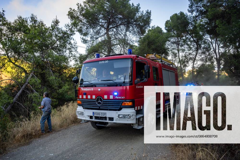 BARCELONA, SPAIN - AUGUST 25, 2026. Firefighters battle a devastating wildfire that has scorched dozens of hectares in Collserola Natural Park, prompting the precautionary evacuation of the Can Masdeu social center and several residential homes in the Torre Baro³ neighborhood. Barcelona Spain - ZUMAq101 20260825_zna_q101_061
