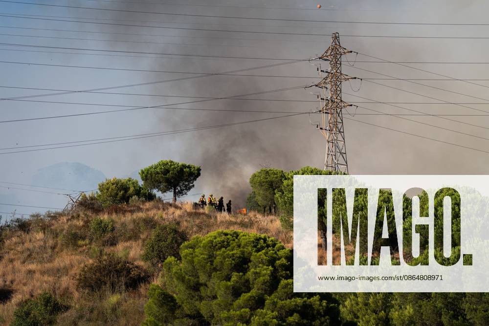 Wildfire Rages in Collserola. BARCELONA, SPAIN - AUGUST 25, 2026. Firefighters battle a devastating wildfire that has scorched dozens of hectares in Collserola Natural Park, prompting the precautionary evacuation of the Can Masdeu social center and several residential homes in the Torre Baro neighborhood. Barcelona Spain
