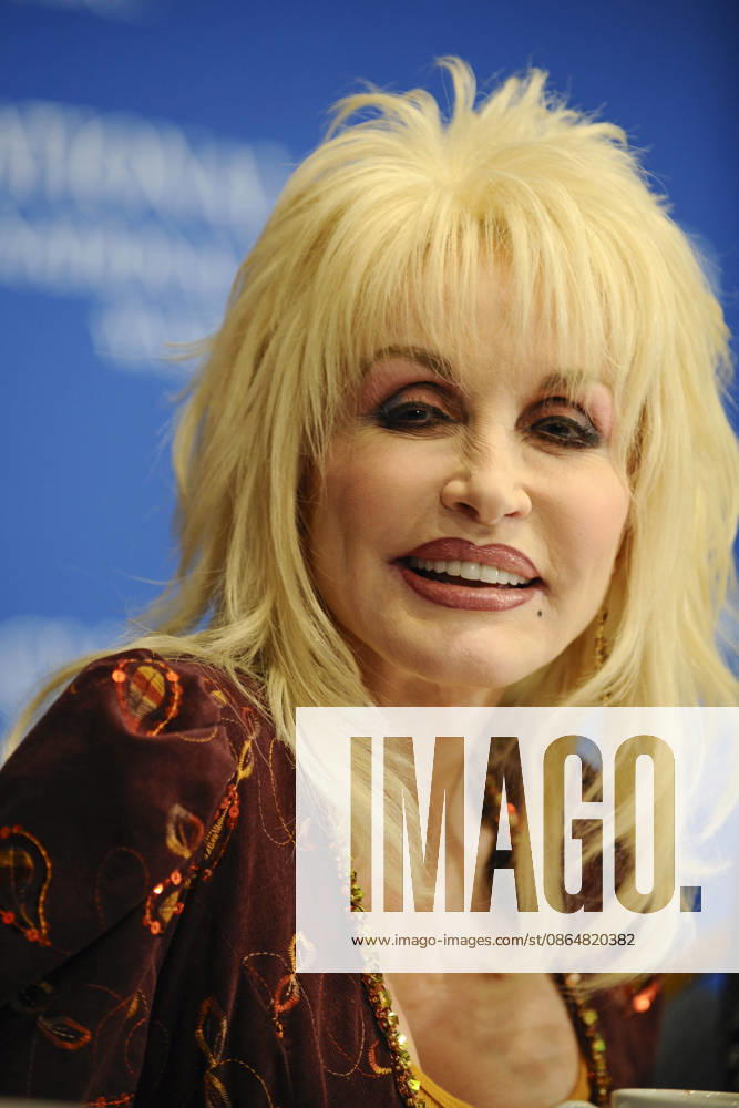 2 10 09 The National Press Club Washington DC..Singer, actress, songwriter Dolly Parton talks to journalists at the National Press Club about her literacy program that sends the children in the poor areas of Applachia books so they will develop an interest in learning to read. - ZUMAb189 20090210_znp_b189_006