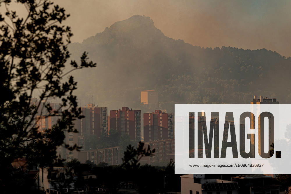 A wildfire in the Collserola mountain range sends smoke over Barcelona s Nou Barris district, affecting residents in the Torre Baro and Ciutat Meridiana neighborhoods. Authorities ordered evacuations and shelter in place measures as the fire spread through the forested area. Barcelona Spain - ZUMAb137 20260825_fap_b137_011