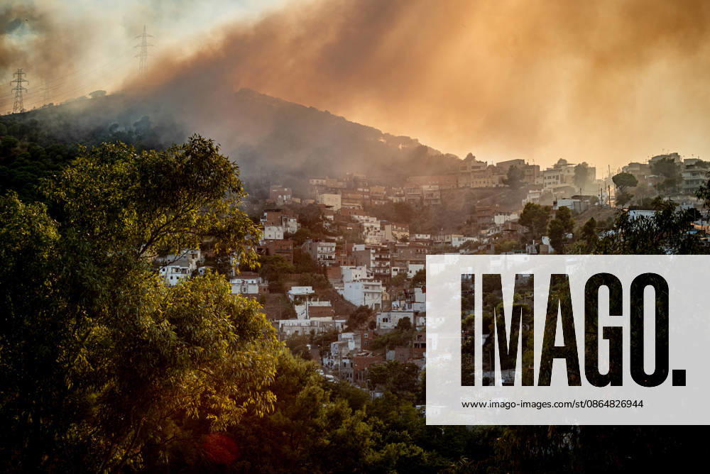 A wildfire in the Collserola mountain range sends smoke over Barcelona s Nou Barris district, affecting residents in the Torre Baro and Ciutat Meridiana neighborhoods. Authorities ordered evacuations and shelter in place measures as the fire spread through the forested area. Barcelona Spain - ZUMAb137 20260825_fap_b137_018