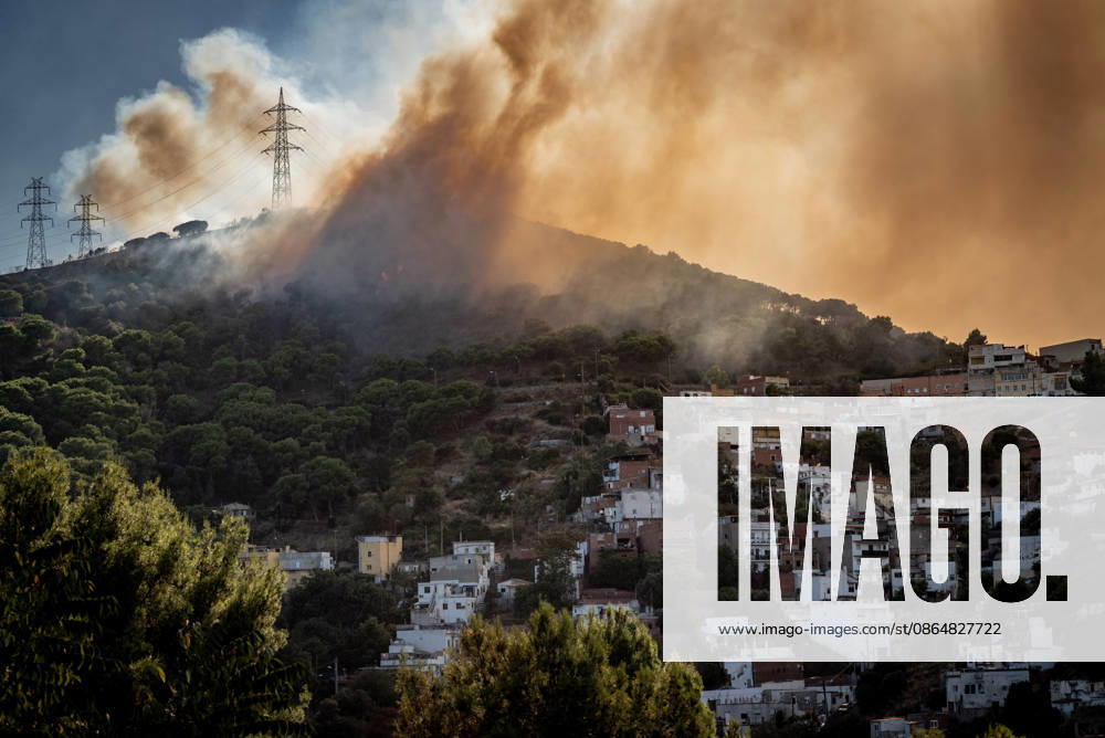 A wildfire in the Collserola mountain range sends smoke over Barcelona s Nou Barris district, affecting residents in the Torre Baro and Ciutat Meridiana neighborhoods. Authorities ordered evacuations and shelter in place measures as the fire spread through the forested area. Barcelona Spain - ZUMAb137 20260825_fap_b137_013