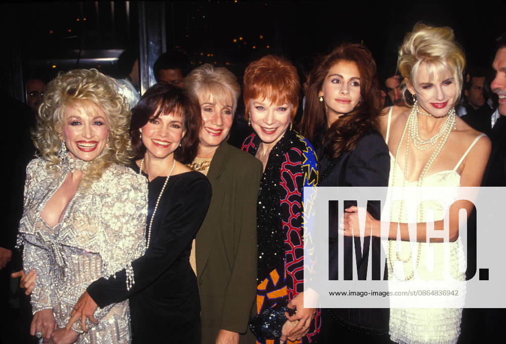 1989 - DOLLY PARTON with SALLY FIELD , OLYMPIA DUKAKIS , SHIRLEY MACLAINE , JULIA ROBERTS and DARLY HANNAH 1989. - ZUMAg49_ 19890000_zaf_g49_237