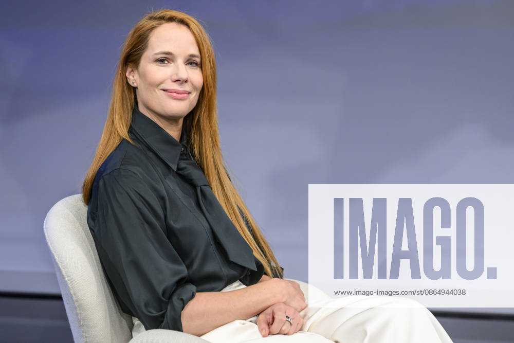 V.l. Florence Gaub (Militaer- und Sicherheitsexpertin), GER, Berlin, Studio, zu Gast bei Maischberger, politische Talkshow, TV, Format, mit Moderatorin Sandra Maischberger, Das Erste, aus Adlershof Am Studio 20, 26.08.2026,
