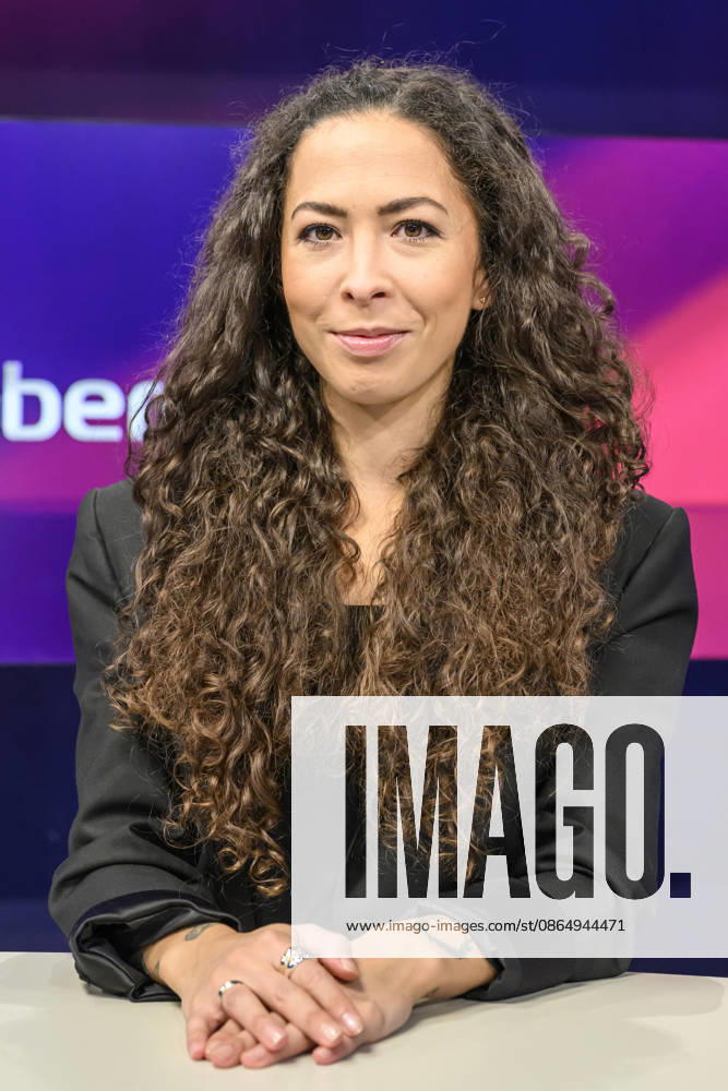 V.l. Anna Schneider (Die Welt), GER, Berlin, Studio, zu Gast bei Maischberger, politische Talkshow, TV, Format, mit Moderatorin Sandra Maischberger, Das Erste, aus Adlershof Am Studio 20, 26.08.2026,