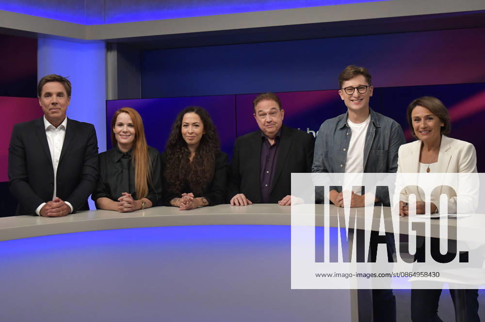 Markus Feldenkirchen, Florence Gaub, Anna Schneider, Oliver Kalkofe, Philipp Türmer und Sandra Maischberger in der ARD-Talkshow maischberger im Studio Berlin Adlershof. Berlin
