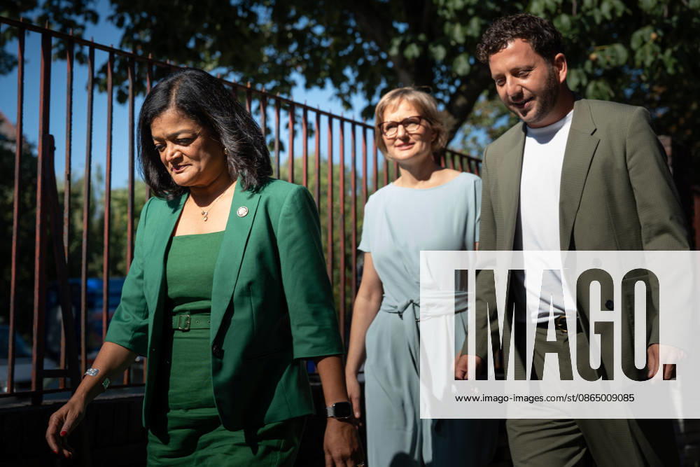 Die Bundesvorsitzenden Franziska Brantner und Felix Banasza gemeinsam mit ihrem Gast Pramila Jayapal, US-Abgeordnete Demokratische Partei (grüne Jacke) zu Beginn der Vorstandsklausur;Klausur Bundesvorstand von Bündnis90 Die Grünen in Berlin, Berlin Berlin Deutschland bUm - Raum für solidarisches Mi
