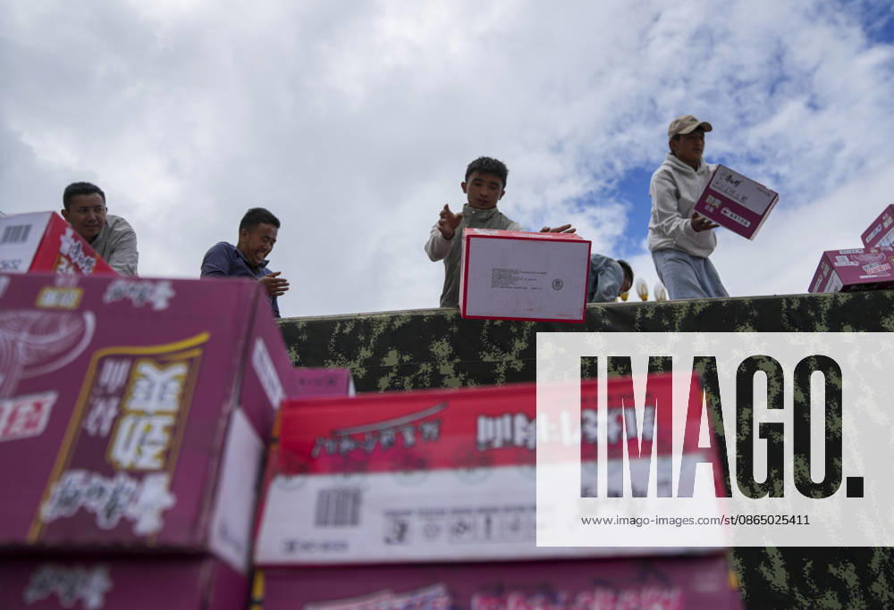 (260827) -- XIGAZE, Aug. 27, 2026 -- People unload instant noodles from a vehicle in Gyirong Town of Gyirong County, Xigaze City, southwest China s Xizang Autonomous Region, Aug. 27, 2026. Six vehicles loaded with relief supplies, including instant noodles, rice, flour, mineral water and other daily necessities, arrived in Gyirong Town on Thursday afternoon. ) (SpotNews) CHINA-XIZANG-XIGAZE-MUDSLIDE-RELIEF SUPPLIES (CN) JigmexDorje