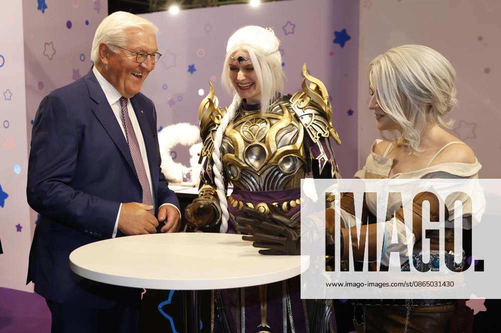 Frank-Walter Steinmeier, AlariaCosplay und KaddiCosplay auf der weltgrößten Computerspielmesse Gamescom 2026 in der Koelnmesse. Köln