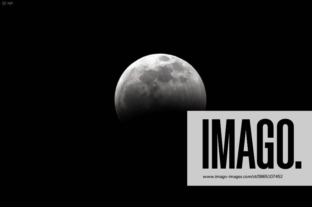 Cuenca, Ecuador, August 27, 2026. A partial lunar eclipse was visible in Cuenca today, Thursday, August 27. Residents of Cuenca observed the partial lunar eclipse, at 8:23 p.m. the penumbral phase began; at 9:33 p.m. the partial eclipse began; at 11:12 p.m. it reached its maximum, with about 93% of the Moon in shadow. It ended at 02:01 on August 28. The Moon took on a reddish hue. Photo by Boris Romoleroux, API 20260827 242118 6a910e0470485 brr 7822