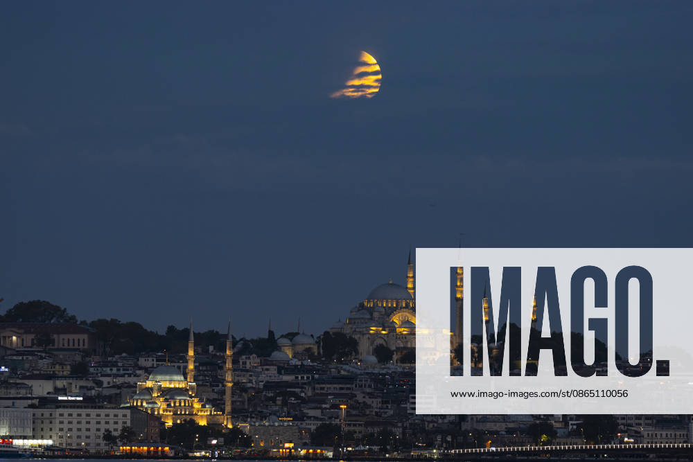 Partial lunar eclipse observed in Istanbul ISTANBUL, TURKIYE - AUGUST 28: A partial lunar eclipse, which occurs when part of the Moon passes through Earth s shadow, is seen with the Suleymaniye Mosque (R) and the New Mosque (L) in Istanbul, Turkiye, on August 28, 2026. Isa Terli Anadolu Istanbul Turkey. Editorial use only. Please get in touch for any other usage.