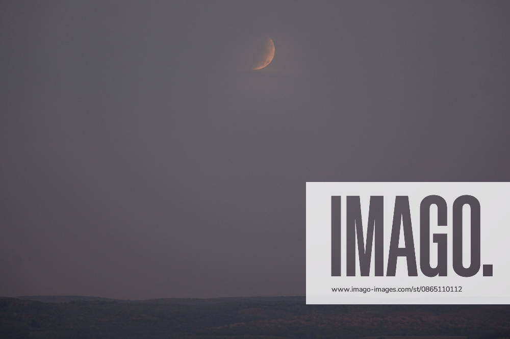 Partial lunar eclipse observed from Northern Hungary ZSUJTA, HUNGARY - AUGUST 28: A partial lunar eclipse, caused by the Moon passing through Earth s shadow, is observed above a tiny village of Zsujta, Hungary, on August 28, 2026. Robert Nemeti Anadolu Zsujta Hungary. Editorial use only. Please get in touch for any other usage.